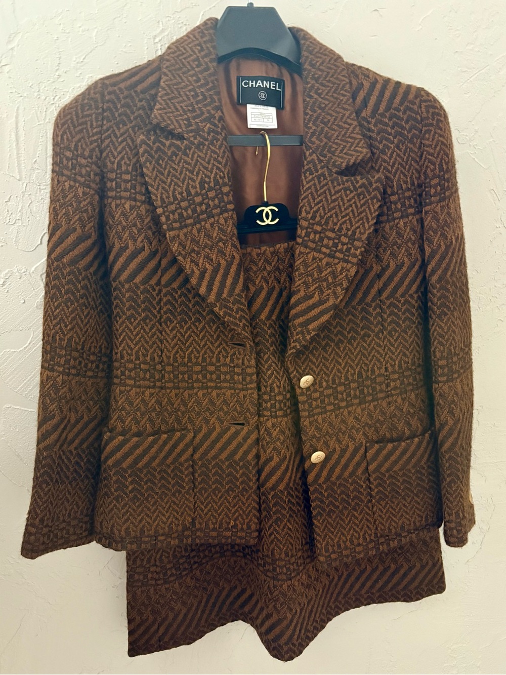 CHANEL 2000 Brown and Black Tweed Wool-skirt suit with belt